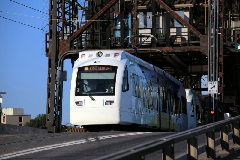 train on a bridge in Portland Oregon, How to use the Portland MAX train