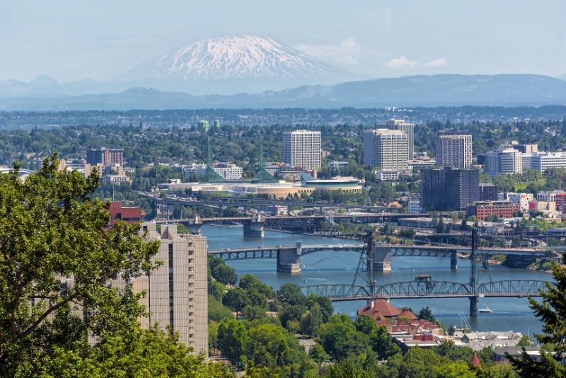 view of Portlands Willamette River, living in portland vs beaverton oregon (4)